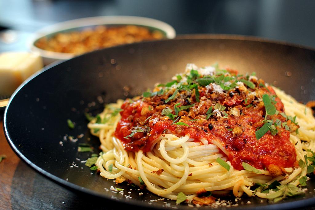 Spaghetti med tomatsauce og parmesan
